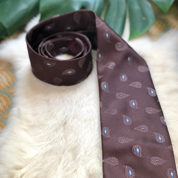 Paisley Patterned Botany 500 Men’s Necktie - Picture 3 of 8